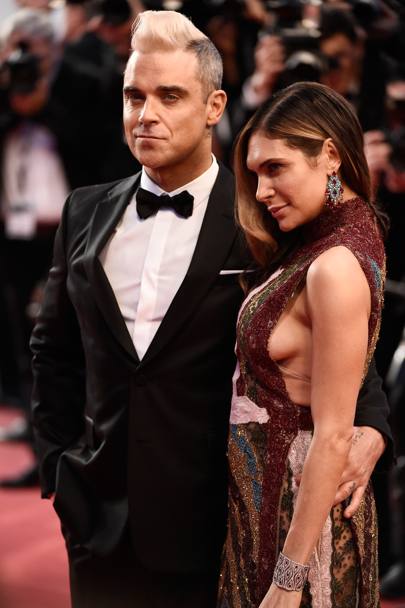 Robbie Williams con la moglie Ayda Field, accusata  qualche giorno fa dall&#39;ex assistente del marito di molestie sessuali 